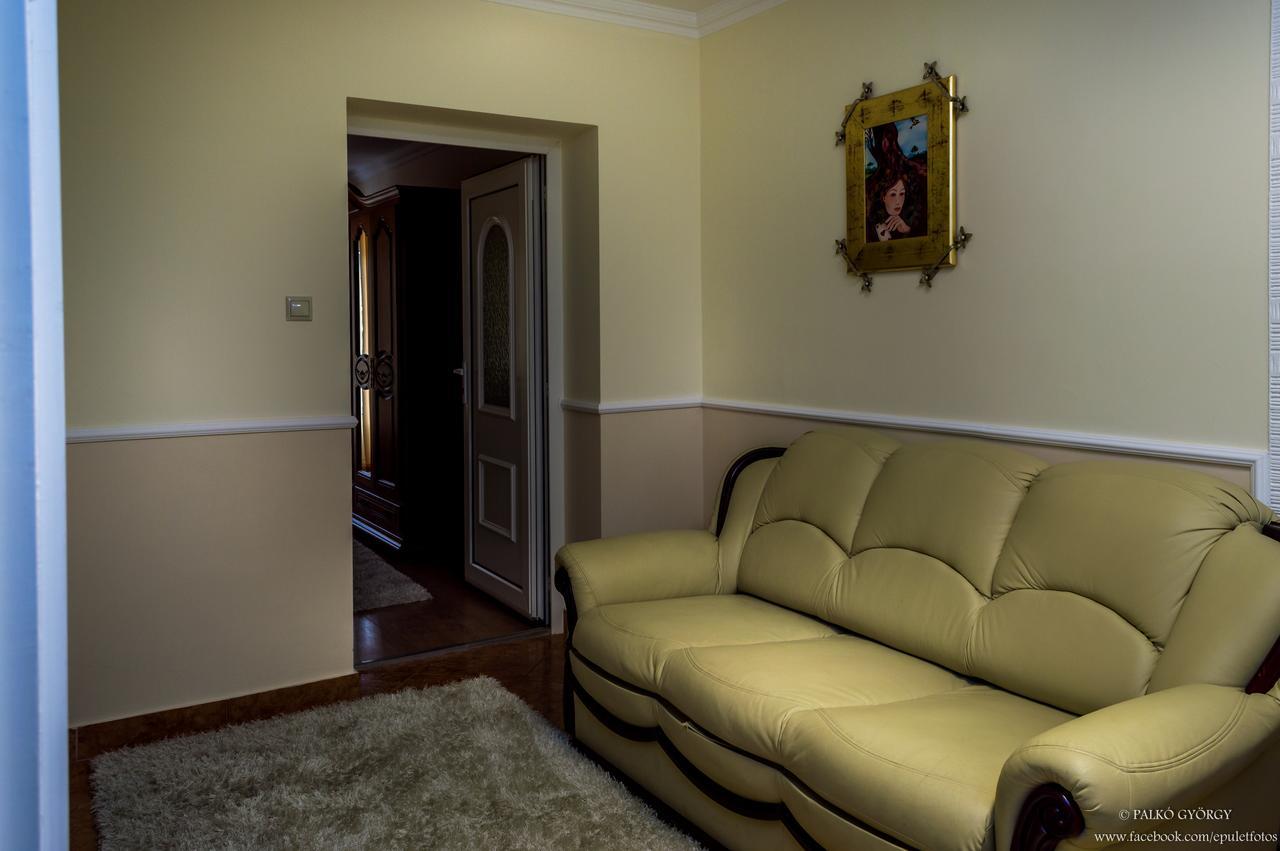 Parish Bull Hotel Кишварда Экстерьер фото